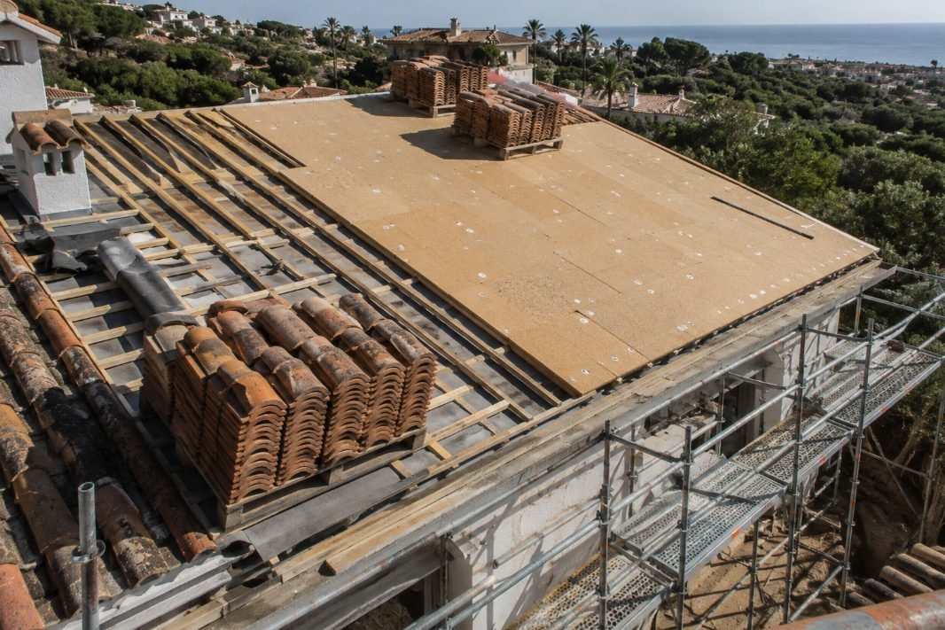 Rehabilitación integral de cubierta en Salou con aislamiento y tejas nuevas en palés